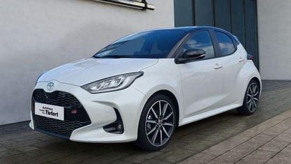 Neu Toyota Yaris Hybrid Sport 131 PS (96 kW) 2025 Weiß Kleinwagen