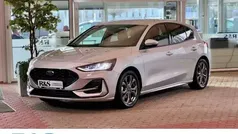 Polarsilber metallic Gebraucht 2022 Ford Focus ST-Line Limousine | 21.900 € (Fairer Preis)