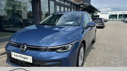 Blau Gebraucht 2025 VW Golf VIII Life Limousine | 26.380 € (Fairer Preis)
