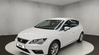 Używany Seat Leon Style 131 KM (96 kW) 2019 Biały Sedan/Limuzyna