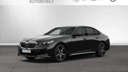 Gebraucht BMW 550e M Sport 489 PS (359 kW) 2025 Saphirschwarz metallic Limousine