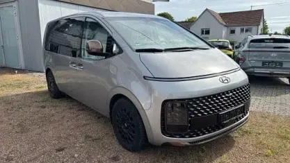 Używany Hyundai Staria Signature 177 KM (130 kW) 2023 Srebrny Minivan