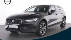 Schwarz onyx black / metallic Gebraucht 2024 Volvo V60 CC Plus Kombi | 39.990 € (Guter Preis)