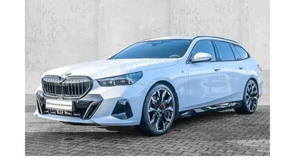 Alpinweiss iii Gebraucht 2024 BMW 540 Comfort Edition Kombi | 64.440 € (Guter Preis)
