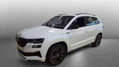 Weiß (moonweiß perleffekt) Gebraucht 2025 Skoda Karoq SportLine SUV | 38.890 € (Fairer Preis)