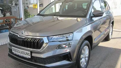 Graphitgraumet. Gebraucht 2024 Skoda Karoq SUV | 31.450 € (Guter Preis)