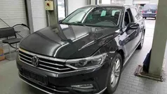 Deep black perleffekt Gebraucht 2022 VW Passat Elegance Kombi | 27.840 € (Fairer Preis)