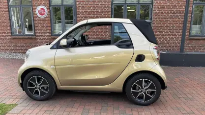 Gebraucht Smart ForTwo Electric Drive Passion 60 kW (82 PS) 2021 Gold (tridion sicherheitszelle in gold beige / bodypanel) Cabrio