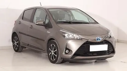 Grau Gebraucht 2018 Toyota Yaris Hybrid Limousine | 14.290 € (Guter Preis)