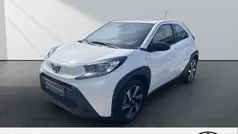 Weiss Gebraucht 2022 Toyota Aygo Play Kleinwagen | 15.990 € (Fairer Preis)