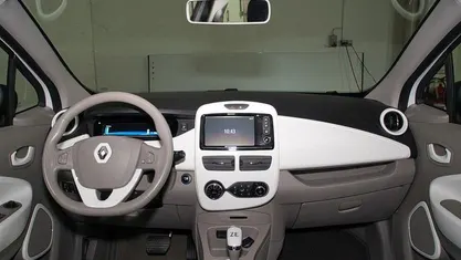 Weiß Gebraucht 2017 Renault Zoe Life Kleinwagen | 6.990 € (Fairer Preis)