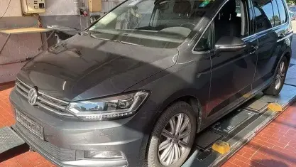 Gebraucht VW Touran Highline 150 PS (110 kW) 2016 Grau Van / Kleinbus