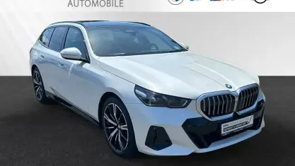 Gebraucht BMW 520 M Sport 197 PS (144 kW) 2025 Mineralweiß Kombi