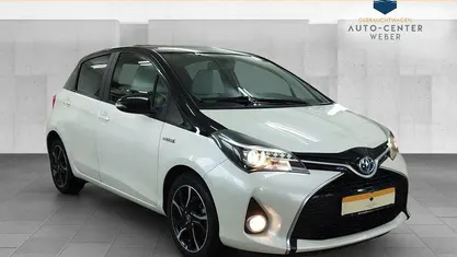 Grau Gebraucht 2017 Toyota Yaris Hybrid Limousine | 14.690 € (Fairer Preis)