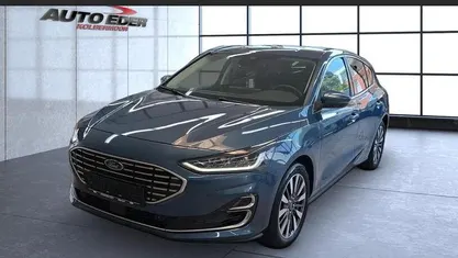 Chromablau (blau) Gebraucht 2022 Ford Focus Titanium Limousine | 22.880 € (Fairer Preis)
