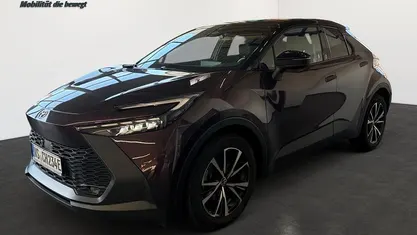 Dunkel amethyst/schwarz Gebraucht 2024 Toyota C-HR Team SUV | 31.740 € (Guter Preis)