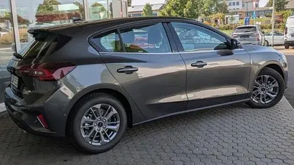 Begagnad Ford Focus Titanium 125 HK (91 kW) 2025 Grå Sedan