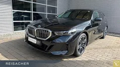 Saphirschwarz metallic Gebraucht 2024 BMW 520 Basis Kombi | 49.949 € (Guter Preis)