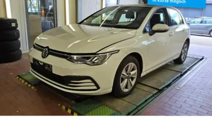 Gebraucht VW Golf VIII Life 150 PS (110 kW) 2023 Pure white Limousine