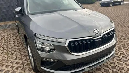 Graphitegrau metallic Gebraucht 2024 Skoda Kamiq SUV | 25.990 € (Fairer Preis)