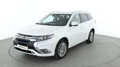 Weiß Gebraucht 2019 Mitsubishi Outlander Plus SUV | 19.450 €