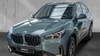 Neu BMW X1 Sport Line 170 PS (125 kW) 2026 Cape york green metallic SUV