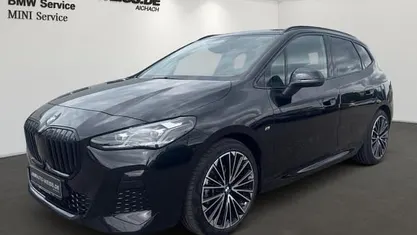 Saphirschwarz (schwarz) Gebraucht 2024 BMW 218 Active Tourer M Sport Van / Kleinbus | 29.900 € (Fairer Preis)