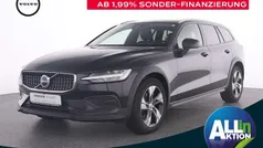Schwarz onyx black / metallic Gebraucht 2023 Volvo V60 CC Plus Kombi | 32.990 € (Superpreis)