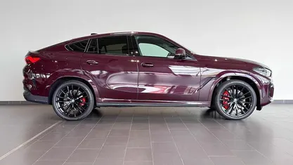 Gebraucht BMW X6 M50 530 PS (389 kW) 2022 Ametrin metallic (rot) SUV