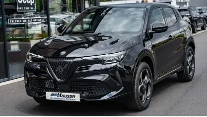 Neu Alfa Romeo Junior Edizione Speciale 145 PS (106 kW) 2026 Schwarz SUV