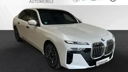 Gebraucht BMW 750e M Sport 489 PS (359 kW) 2025 Mineralweiss metallic Limousine
