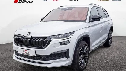 Weiss / moonweiß perleffekt (metallic) Gebraucht 2022 Skoda Kodiaq SportLine SUV | 37.880 € (Fairer Preis)