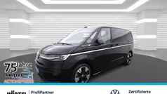 Deep black perleffekt (schwarz) Gebraucht 2023 VW T7 Style Van | 61.100 € (Teuer)