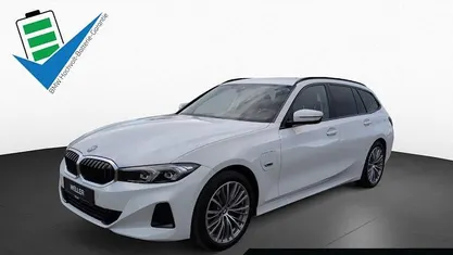 Alpinweiss iii (weiß) Gebraucht 2022 BMW 330e Shadowline Kombi | 27.450 € (Superpreis)