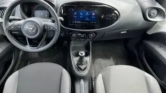 Weiss Gebraucht 2024 Toyota Aygo X-play Kleinwagen | 15.690 € (Fairer Preis)