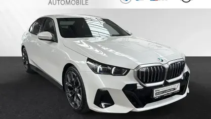 Gebraucht BMW 520 M Sport 208 PS (152 kW) 2025 Mineralweiß metallic Limousine