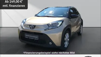 Gebraucht Toyota Aygo X Pulse 72 PS (52 kW) 2022 4u9)/ black mica (209) (beige SUV