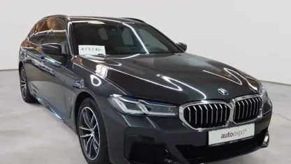 Gebraucht BMW 520 M Sport 190 PS (139 kW) 2022 Sophistograu brillanteffekt metallic Limousine