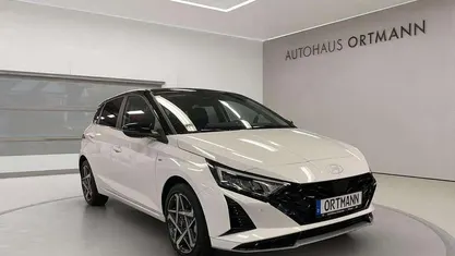 Atlas white/ phantom black / s Gebraucht 2024 Hyundai i20 Turbo Limousine | 22.990 € (Fairer Preis)