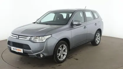 Grau Gebraucht 2015 Mitsubishi Outlander Classic Collection SUV | 13.190 € (Fairer Preis)