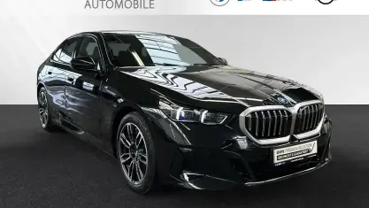 Gebraucht BMW 550e M Sport 489 PS (359 kW) 2025 Black sapphire metallic Limousine