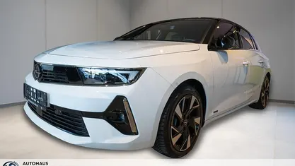 Weiss (metallic) Gebraucht 2022 Opel Astra Ultimate Limousine | 22.990 € (Fairer Preis)