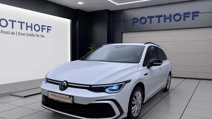 Gebraucht VW Golf VIII R-line 131 PS (96 kW) 2022 Oryxweiß perlmutteffekt Kombi