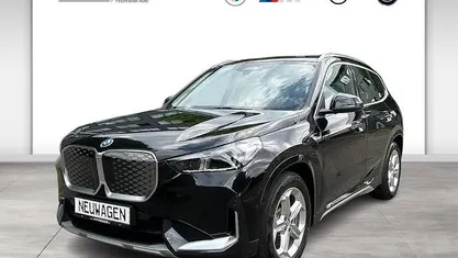 Schwarz Neu 2025 BMW iX1 Luxury Line SUV | 49.590 € (Guter Preis)