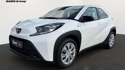 Weiß Gebraucht 2025 Toyota Aygo X Play SUV | 17.770 € (Fairer Preis)