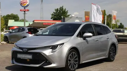 Gebraucht Toyota Corolla Team 184 PS (135 kW) 2022 Shimmering silver metallic Kombi