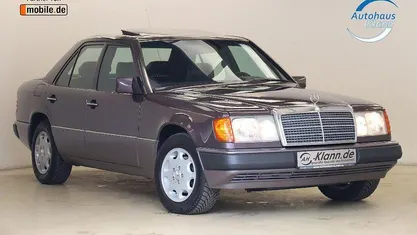 Violett Gebraucht 1993 Mercedes E300 Limousine | 29.999 €