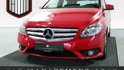 Gebraucht Mercedes B180 122 PS (89 kW) 2013 Rot Van / Kleinbus