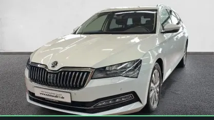 Gebraucht Skoda Superb Style 150 PS (110 kW) 2022 Moonweiß perleffekt Kombi