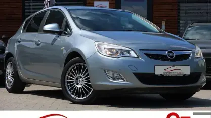 Gebraucht Opel Astra Design Edition 140 PS (102 kW) 2012 Silbersee/perl silber (m2) Limousine